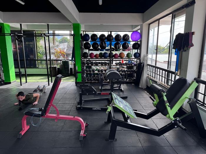 Racks de balones medicinales, mancuernas y kettlebells